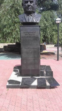 Пьяницы осквернили памятник Батенчуку